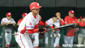 ▲味全龍一壘手朱祥麟敲出生涯首安打回球隊第1分。（圖／記者劉彥池攝影）