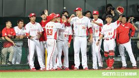 ▲味全龍一壘手朱祥麟敲出生涯首安打回球隊第1分。（圖／記者劉彥池攝影）