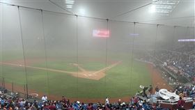 中職猿獅戰  比賽因濃霧暫停中職樂天桃猿隊26日在主場桃園棒球場與統一獅隊交手，比賽進行到4局上半時，因為濃霧被迫暫停，預計等候30分鐘再觀察後續狀況。中央社記者謝靜雯攝　110年3月26日