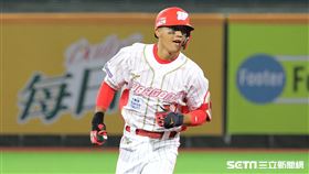 ▲味全龍一壘手朱祥麟敲出生涯首轟。（圖／記者劉彥池攝影）