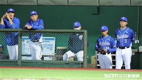 ▲富邦悍將總教練洪一中感冒，賽前1小時才抵達球場，比賽中全程戴口罩。（圖／記者劉彥池攝影）