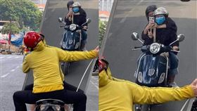 路上觀察學院／騎車載超大鏡子！後面路人一動作　狂吸1.4萬人笑翻。（圖／翻攝自路上觀察學院）