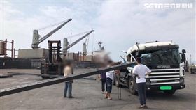 高雄港曳引車不慎被鋼胚插入右前座，司機跳車才保住一命。（圖／翻攝畫面）