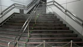 捷運,大安站,樓梯。(圖/翻攝自路上觀察學院臉書)
來源 新媒體