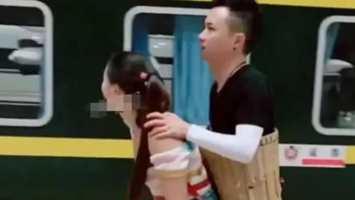 失去下半身還偷吃？　連體夫妻疑炒作