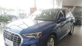 帶3歲女兒看車！她拿石頭「刮花十輛奧迪」　父母賠到脫褲