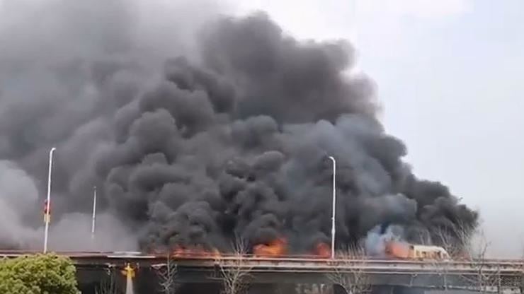江西1箱型車橋上爆炸　橋面被燒出洞