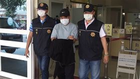 護理師登南投金龍山遭洗劫案　再有1嫌落網夏姓護理師到南投縣魚池鄉金龍山健行遭搶劫現金及提款卡，再被綑綁雙手押到山區「丟包」，其中一名犯嫌22日落網，警方26日再緝獲另一名潘姓犯嫌（中）到案。（警方提供）中央社記者蕭博陽南投縣傳真  110年3月26日