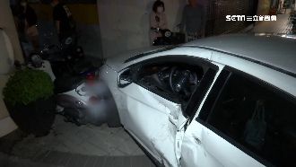 機車攔腰撞！轎車失控衝騎樓連撞7車