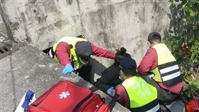 苗栗母女騎車倒頭栽墜溝　靠這保住命（圖／翻攝畫面）