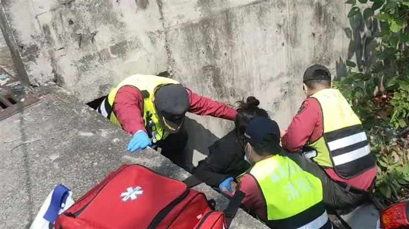 苗栗母女騎車倒頭栽墜溝　靠這保住命