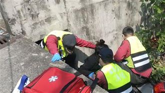 苗栗母女騎車倒頭栽墜溝　靠這保住命