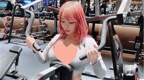 正妹插畫家胸前「辣開深U」健身！擠壓變形畫面曝全場暈慘