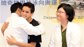 帛琉奇蹟男孩泳向奧運記者會（2）新光醫院29日舉辦「新光國際醫療即刻救援 帛琉奇蹟男孩泳向奧運」記者會，帛琉游泳國手諾艾（Noel E. Keane）（中）出席感謝新光醫院骨科主任釋高上（左）、新光醫院整型外科主治醫師陳珊君（右），未來希望有機會挑戰2020東京奧運。中央社記者鄭傑文攝　106年12月29日