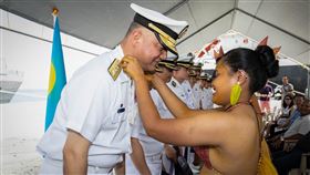 敦睦艦隊訪問帛琉海軍敦睦遠航訓練支隊民國108年訪問帛琉，當地民眾熱情歡迎。（翻攝畫面）中央社記者游凱翔傳真　110年3月27日