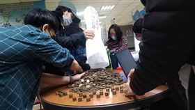 逼看護做雙倍工　雇主遭訴賠8938個1元硬幣：你自己算（圖／翻攝自移民移工服務中心）