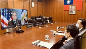 「強化非洲對抗伊波拉病毒韌性及應處」國際高階會議27日線上舉行。美國國務卿布林肯（螢幕中）出席致詞。（圖／外交部提供）
