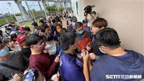 陳冠宇在業餘出賽，出球場後被球迷包圍開起簽名會。（圖／記者王怡翔攝影）