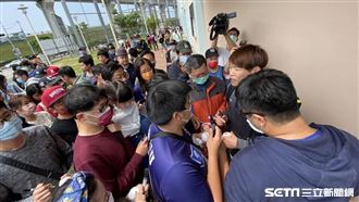 陳冠宇高人氣！近百球迷包圍要簽名