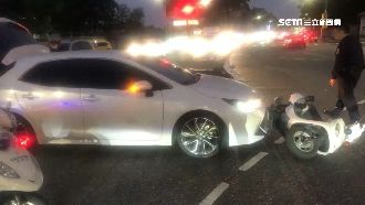 軍人開車出中正預校　門口撞警用機車