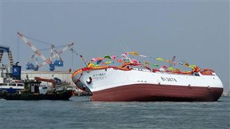 新／造船廠意外！漁船下水側翻眾人驚