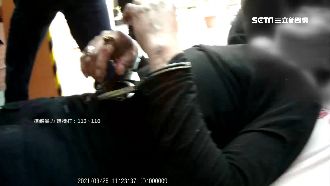 探視妹妹情緒失控　男鎖門內持刀大鬧