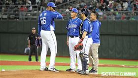 ▲富邦悍將投手教練吳俊良喊暫停、先發投手傑斯。（圖／記者劉彥池攝影）