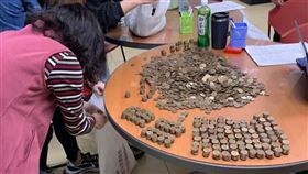 逼看護做雙倍工　雇主遭訴賠8938個1元硬幣：你自己算（圖／翻攝自移民移工服務中心）