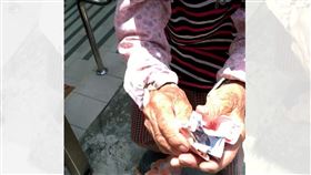 好心挺芒果阿婆「千鈔險被吞」！他氣炸公開手法：再也不會光顧

https://www.facebook.com/groups/377636303647287/permalink/505585184185731