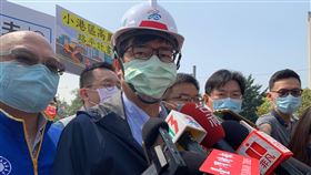 陳其邁視察道路工程高雄市長陳其邁（前左2）18日到小港區高鳳路視察道路工程，陳其邁受訪時指出，高鳳路有很多大貨車、聯結車通行，道路耗損快，所以市府以更高係數材質要讓路面抗壓及防變形。中央社記者王淑芬攝  110年3月18日