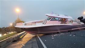 佛州遊艇掉高速公路上堵住交通（圖／Crestview Fire Department臉書）