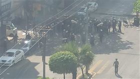 仰光民眾示威抗議 軍警逮捕示威者緬甸軍方1日發動政變，第一大城仰光民眾28日上街抗議，卻面臨軍警嚴厲鎮壓，圖為軍警在街上逮捕示威民眾。（緬甸民眾Karkar提供）中央社記者呂欣憓曼谷傳真  110年2月28日