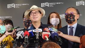 高流海音館滿載測試演出　陳其邁出席高雄流行音樂中心最大室內表演廳「海音館」27日進行滿載測試演出，高雄市長陳其邁（中）出席並表示，高流的落成對高雄港區發展具重大意義，同時也說自己這兩天也會參與「大港開唱」。中央社記者洪學廣攝  110年3月27日