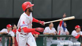 ▲味全龍洋砲赫雷拉炸裂2分砲。（圖／記者劉彥池攝影）