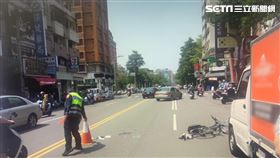 台中賴男開車門不慎擊落單車少年，害他遭後方來車輾斃。（圖／翻攝畫面）