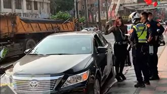 逆向違停被開單！壯碩女嗆警：我錢多