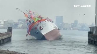 遠洋漁船下水傾斜　眾人目睹嚇壞尖叫