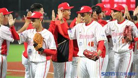 ▲味全龍7：2擊敗富邦悍將在主場拿下2連勝，球員賽後慶祝勝利。（圖／記者劉彥池攝影）