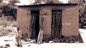 莫三比克北部帕爾馬鎮遭叛軍攻擊，城鎮幾乎被摧毀。（示意圖／翻攝自Pixabay）

https://pixabay.com/photos/mozambique-poverty-poor-hovel-509490/