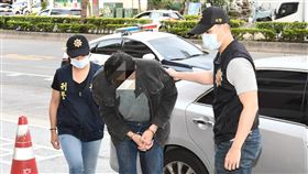 桃園男子強盜殺人　新北落網桃園市42歲張姓男子（中）26日晚間行竊民宅，持刀刺進屋主兒子心臟部位後逃逸，屋主兒子傷重不治；警方27日循線在新北市新莊區逮張男，依法送辦。（警方提供）中央社記者葉臻傳真  110年3月27日