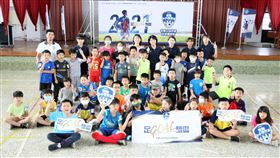 ▲宜蘭順安國中校長張秀梅（左）接受迷你足球協會代表許瀞心贈送球具。（圖／迷你足球協會提供）