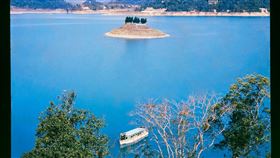 日月潭70年前老照片，陳耿彬，台灣新聞社攝影，邵族漁船，四手網，拉魯島（圖／興台印刷授權提供）