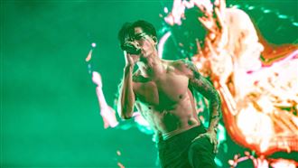 唐鳳駭入大港開唱　林昶佐炸露8塊肌