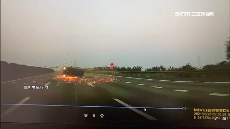 地板動作？轎車側翻擦出火花6秒回正