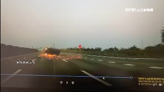 地板動作？轎車側翻擦出火花6秒回正