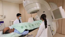 亞大醫院放射腫瘤科吳偉榤醫師替患者進行真光刀治療，圖非當事人）（圖／亞大醫院提供）