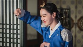 《哲仁王后》申惠善(右）激吻金正鉉。（圖：friDay影音提供）