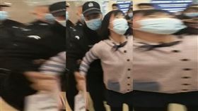 抵制H&M！中國女子到場「舉牌抗議」　下秒就遭警察逮捕（圖／翻攝自微博）