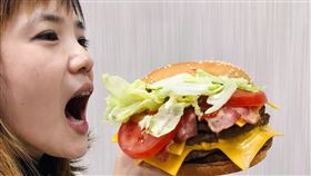 台灣漢堡王應廣大肉食主義族群對「大漢堡」的渴望，宣布將限時推出「超級重磅牛肉堡」（圖／品牌業者提供）