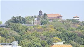 空氣品質不佳　彰化八卦山大佛未被遮掩環保署表示，7日西半部擴散條件差，截至上午10時，有20測站空氣品質達紅色警示等級。彰化縣政府環保局也啟動緊急應變機制，並提醒外出民眾做好健康防護。圖為7日下午八卦山大佛未遭空氣污染物質遮掩。（彰化縣政府提供）中央社記者蕭博陽彰化傳真　110年2月7日